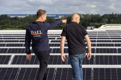 Op de foto: Remy van der Meulen (Projectleider bij DAEL Energy) en Abdel Boutzaourakht (Technische Dienst bij DFG)
